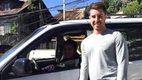 Trent Shields junto al taxista que le devolvi&oacute; sus pertenencias