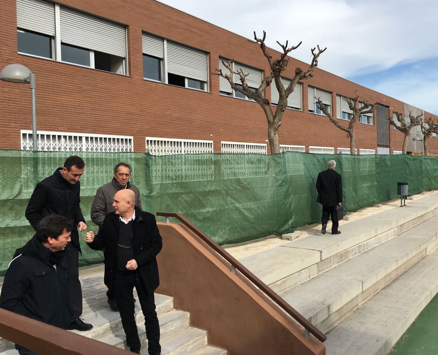 Padres y alumnos del instituto de Torrellano de Elche acuerdan concentrarse para exigir el arreglo de la fachada del edificio Padres y alumnos del instituto de Torrellano de Elche acuerdan concentrarse para exigir el arreglo de la fachada del edificio