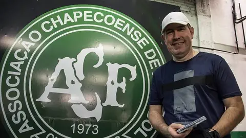 Rafael Henzel, periodista superviviente de la tragedia del Chapecoense. Rafael Henzel, periodista superviviente de la tragedia del Chapecoense.