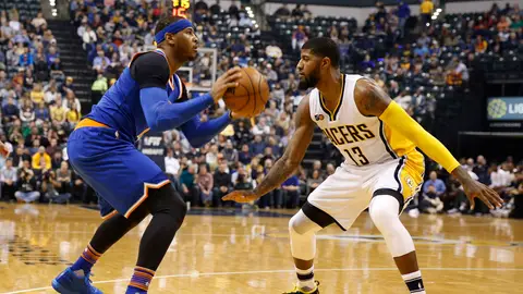 Carmelo Anthony mira a canasta ante la defensa de Paul George Carmelo Anthony mira a canasta ante la defensa de Paul George