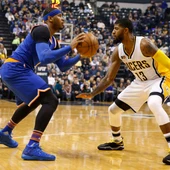Carmelo Anthony mira a canasta ante la defensa de Paul George Carmelo Anthony mira a canasta ante la defensa de Paul George