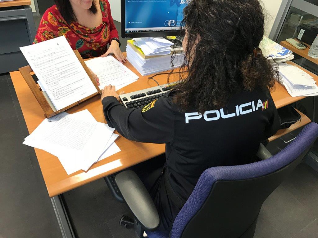 La Policía Nacional detiene en Elche a tres cuidadores por maltratar y provocar la pérdida patrimonial de 100.000 euros a dos ancianos La Policía Nacional detiene en Elche a tres cuidadores por maltratar y provocar la pérdida patrimonial de 100.000 euros a dos ancianos