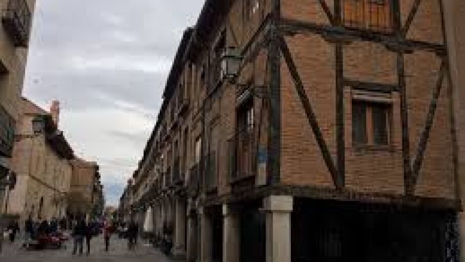 Calle soportalada