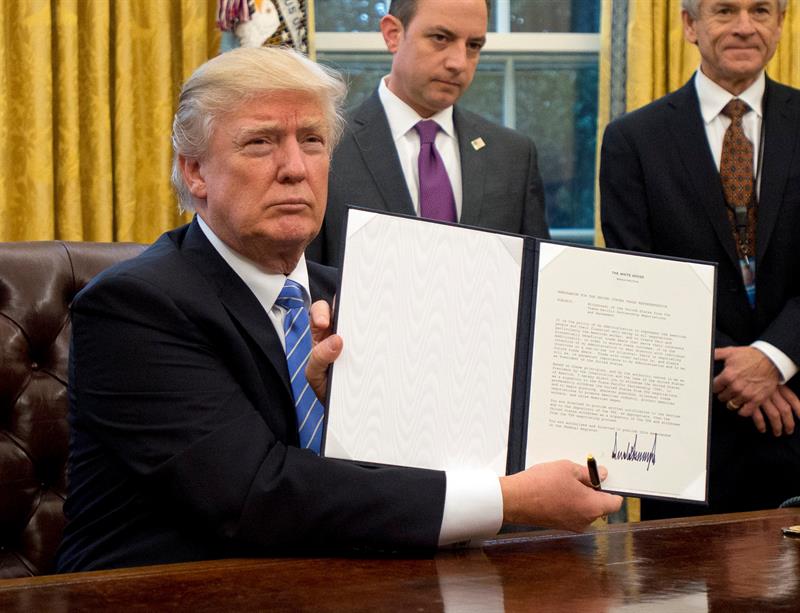 Trump firma la construcción de dos polémicos oleoductos pese a las críticas de los ecologistas Trump firma la construcción de dos polémicos oleoductos pese a las críticas de los ecologistas