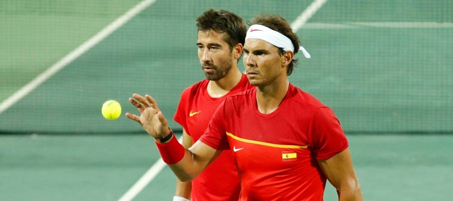 Nadal y Marc López, mientras disputan un partido con España Nadal y Marc López, mientras disputan un partido con España