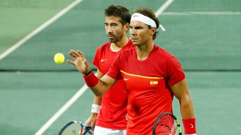 Nadal y Marc L&oacute;pez, mientras disputan un partido con Espa&ntilde;a