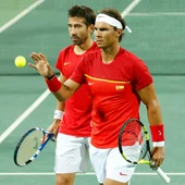 Nadal y Marc López, mientras disputan un partido con España Nadal y Marc López, mientras disputan un partido con España