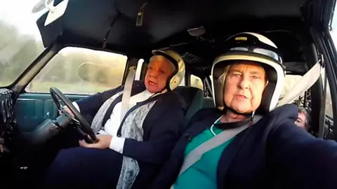 Bron Burrell, la mujer piloto de 72 años que va a volver a competir en un rally Bron Burrell, la mujer piloto de 72 años que va a volver a competir en un rally