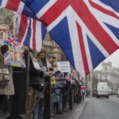 Varias personas participan en la manifestación a favor del Brexit