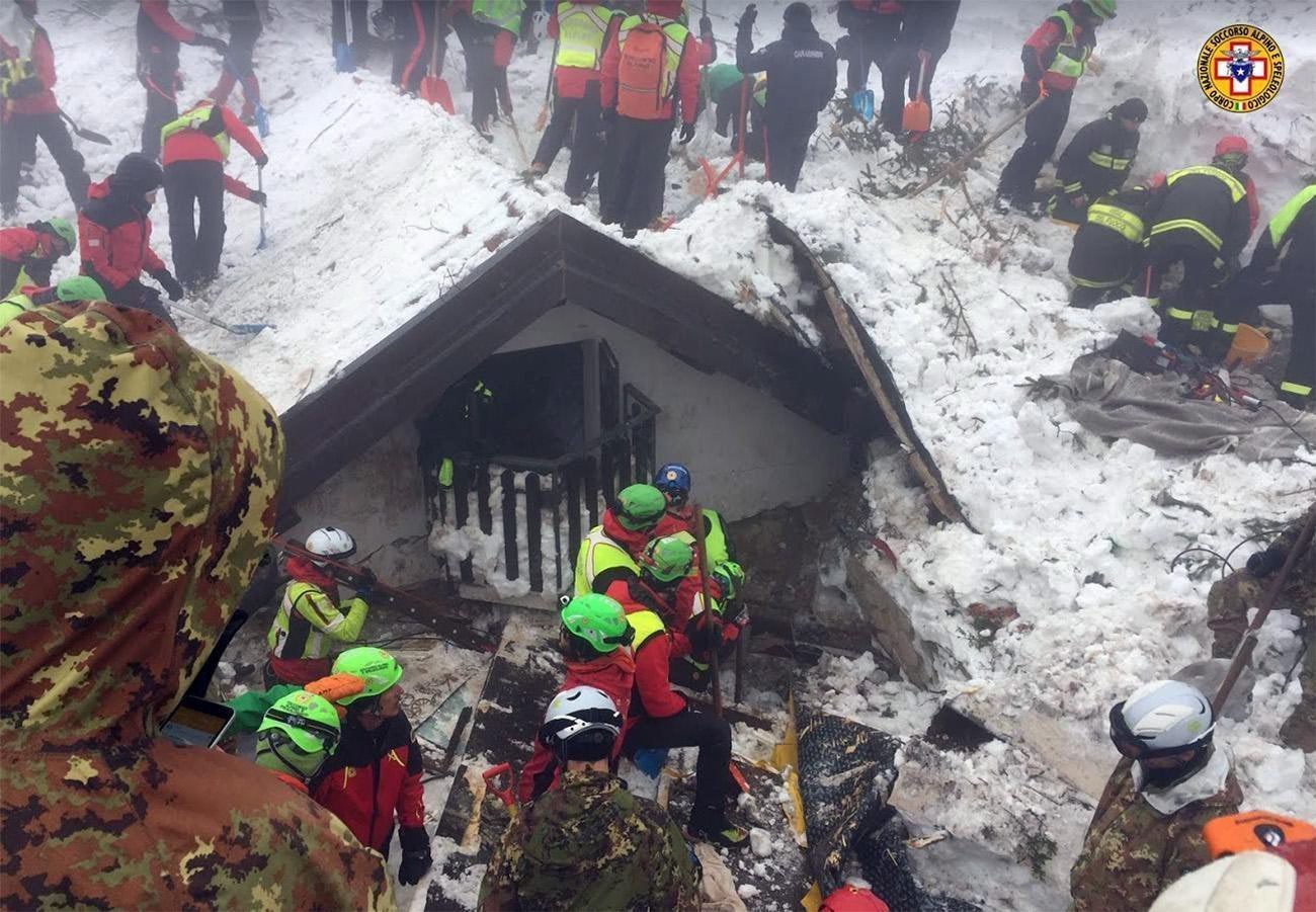 Los equipos de rescate recuperan otros tres cadáveres del hotel sepultado bajo nieve en Italia Los equipos de rescate recuperan otros tres cadáveres del hotel sepultado bajo nieve en Italia