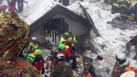 Bomberos trabajan en las labores de rescate