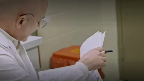 Carlo Musso, el doctor que trabaja en el equipo que lleva a cabo las ejecuciones en la prisión estatal de Georgia Carlo Musso, el doctor que trabaja en el equipo que lleva a cabo las ejecuciones en la prisión estatal de Georgia