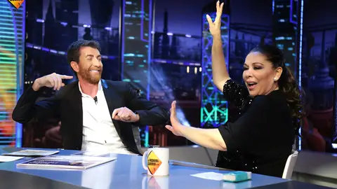 Isabel Pantoja baila al son de 'Debo hacerlo', el tema que canta junto a Kiko Rivera Isabel Pantoja baila al son de 'Debo hacerlo', el tema que canta junto a Kiko Rivera