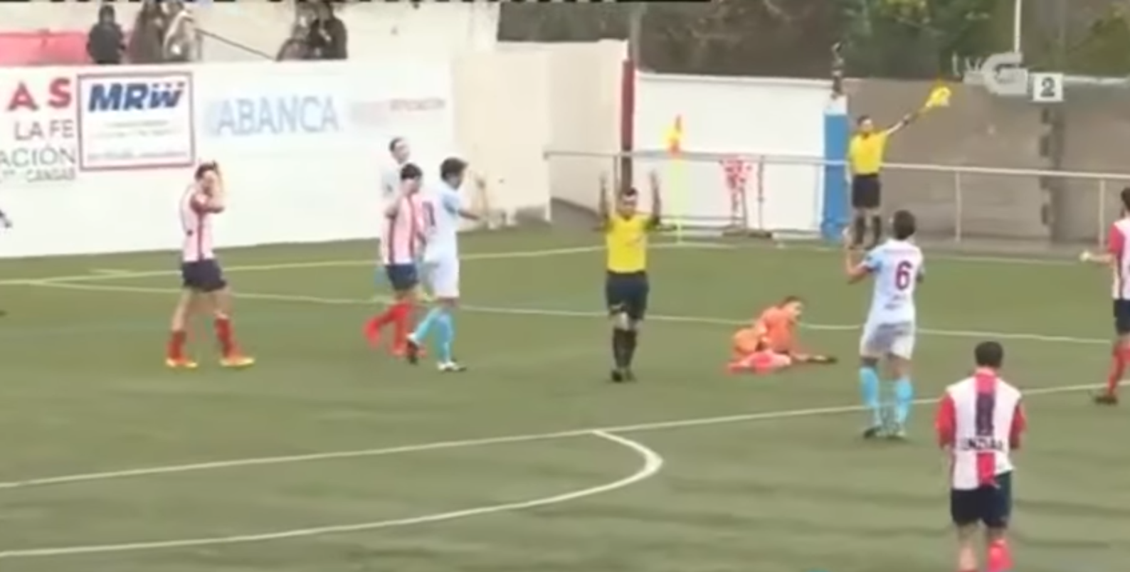 El 'fair play' del Compostela ante la lesión del portero del Alondras: la tira fuera en boca de gol El 'fair play' del Compostela ante la lesión del portero del Alondras: la tira fuera en boca de gol