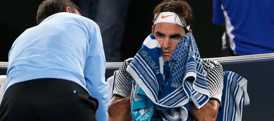 El médico asiste a Federer en la final del Open de Australia El médico asiste a Federer en la final del Open de Australia