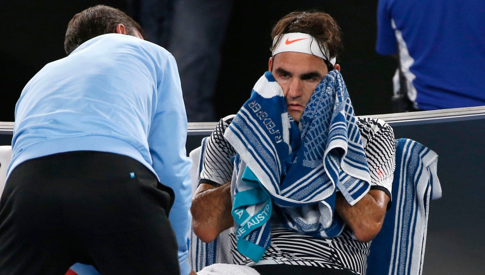 El médico asiste a Federer en la final del Open de Australia