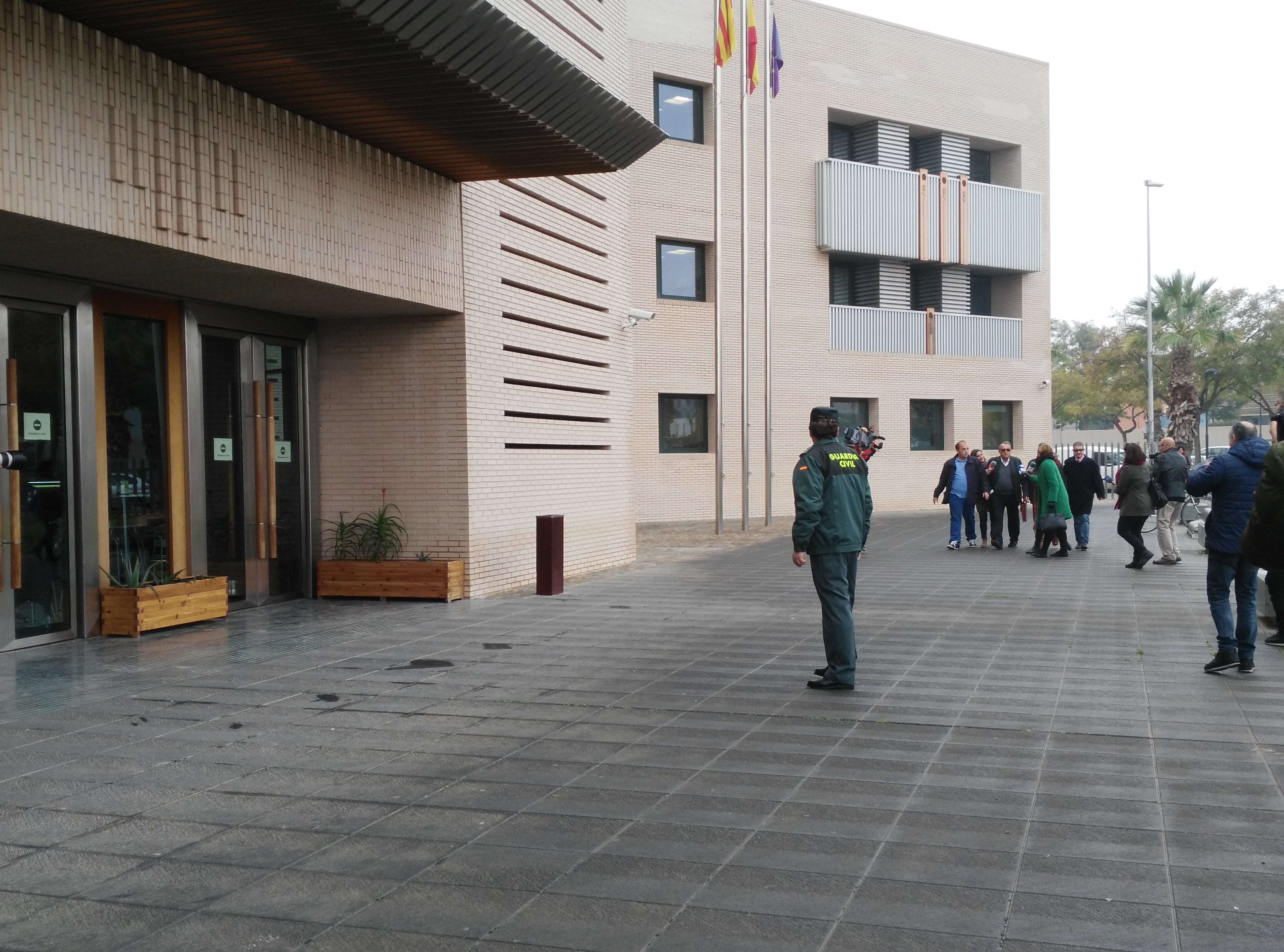 Fabra y Debón se acogen a su derecho a no declarar ante el juez que les investiga por cohecho Fabra y Debón se acogen a su derecho a no declarar ante el juez que les investiga por cohecho