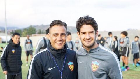 Pato posa con su nuevo entrenador, Fabio Cannavaro