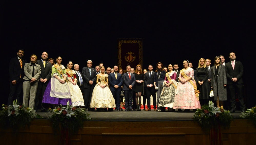 Foto de família de l'entrega dels premis 20 de febrer en 2016, amb la presència de l'artista Paula Bonet junt amb la resta de premiats, alcalde de Vila-real, corporació municipal, reina i dames.