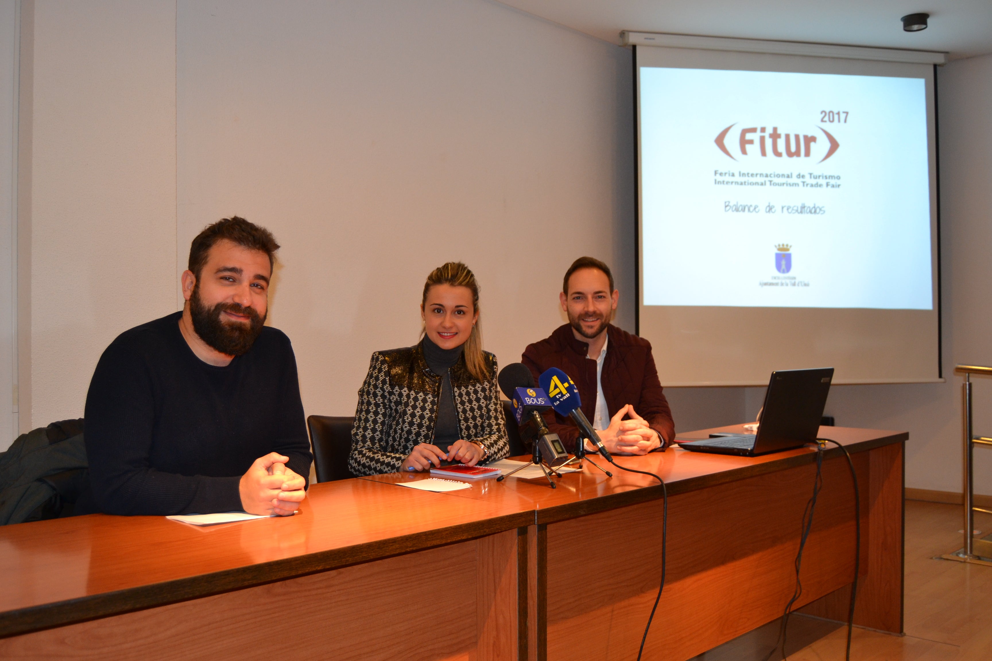El Ayuntamiento de la Vall d'Uixó firma contratos en Fitur que atraerán a 20.000 turistas fijos este año El Ayuntamiento de la Vall d'Uixó firma contratos en Fitur que atraerán a 20.000 turistas fijos este año