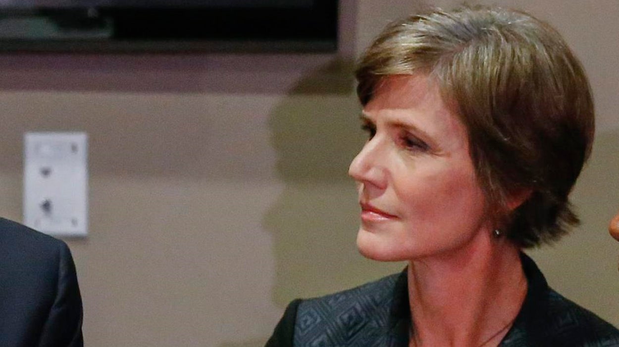 Trump destituye a la fiscal general de Estados Unidos por desafiar sus órdenes sobre los refugiados e inmigrantes Trump destituye a la fiscal general de Estados Unidos por desafiar sus órdenes sobre los refugiados e inmigrantes