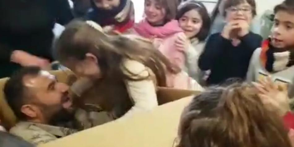 Mesa de redacción: Un sargento del Ejército emociona al mundo con la sorpresa a su hija Mesa de redacción: Un sargento del Ejército emociona al mundo con la sorpresa a su hija