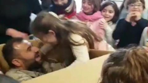 Un militar sorprende a su hija