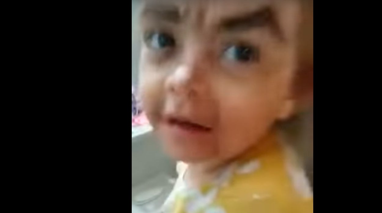 Internet: La divertida reacción de una niña cuando su tía la pinta de bruja en vez de princesa Internet: La divertida reacción de una niña cuando su tía la pinta de bruja en vez de princesa