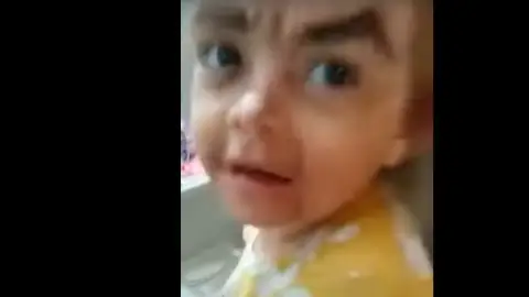 La reacción de una niña cuando le pide a su tía que la pinte de princesa La reacción de una niña cuando le pide a su tía que la pinte de princesa