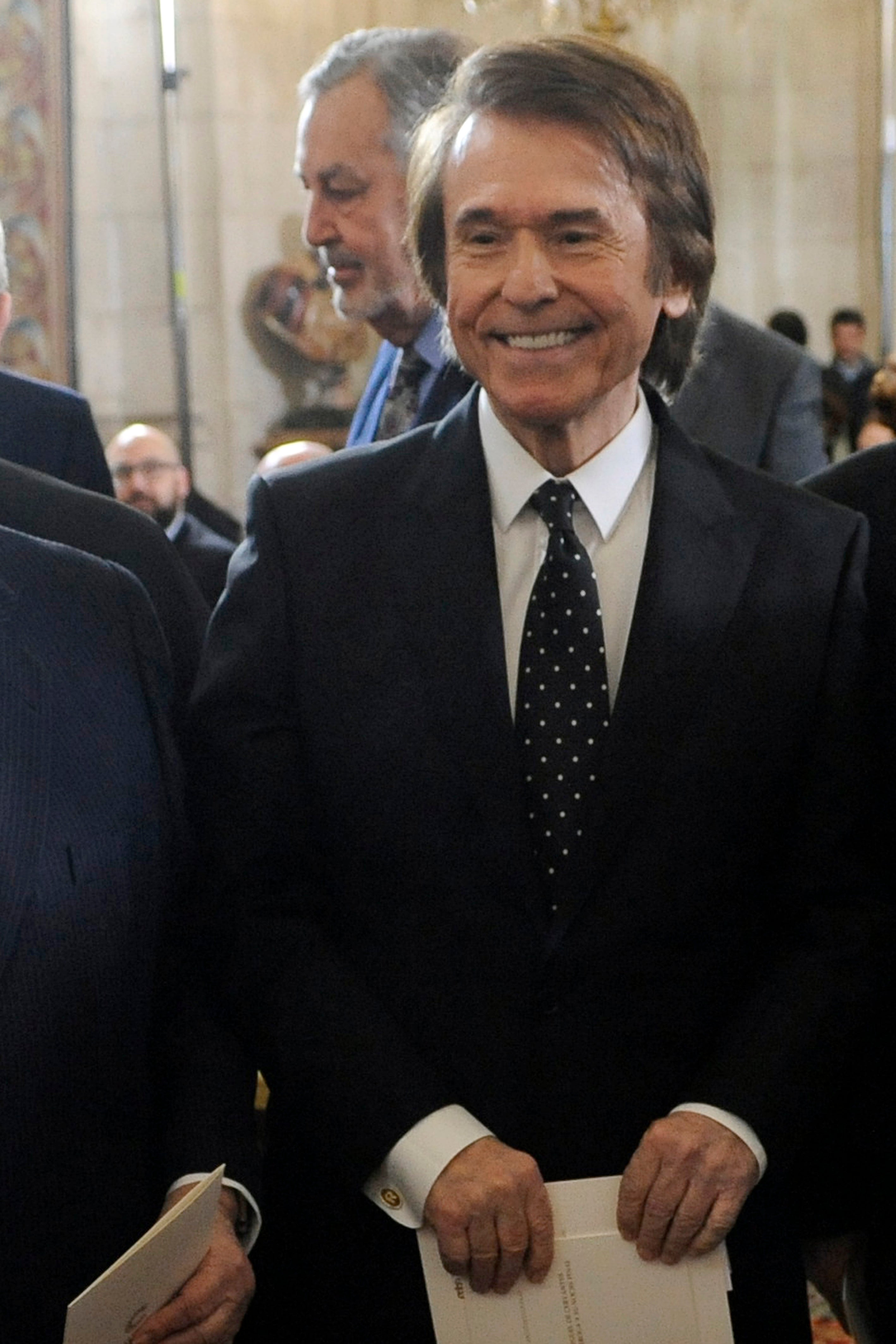 Rubén Amón indulta a Raphael: "Sostiene que su mejor virtud, el perfeccionismo, es su peor defecto" Rubén Amón indulta a Raphael: "Sostiene que su mejor virtud, el perfeccionismo, es su peor defecto"