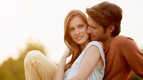 Una pareja disfruta de la naturaleza