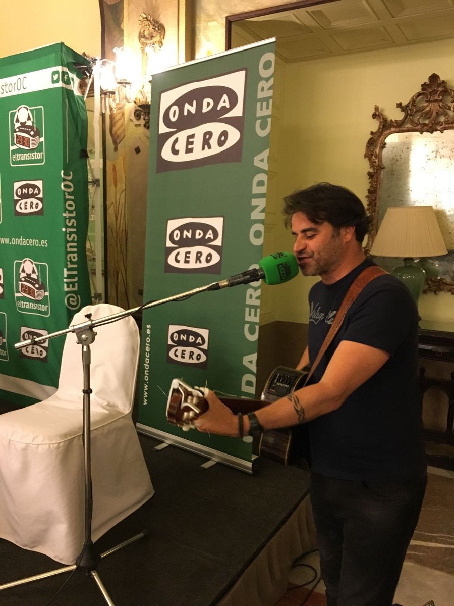 Luis Quintana canta en directo el himno de la Unión Deportiva Las Palmas Luis Quintana canta en directo el himno de la Unión Deportiva Las Palmas