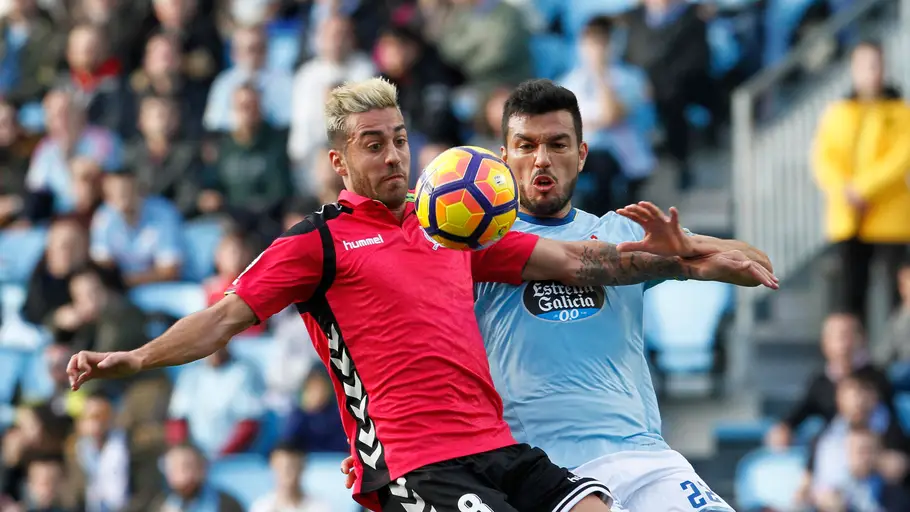 El defensa argentino del Celta de Vigo Gustavo Daniel Cabral y el centrocampista del Alavés Victor Camarasa en el estadio Balaídos de Vigo. El defensa argentino del Celta de Vigo Gustavo Daniel Cabral y el centrocampista del Alavés Victor Camarasa en el estadio Balaídos de Vigo.