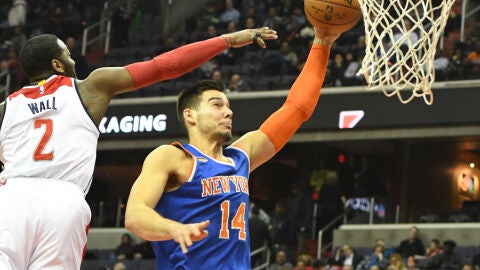 Mate de Willy Hernang&oacute;mez ante los Wizards