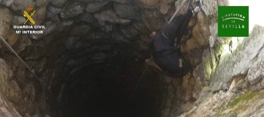La Guardia Civil rescata a un perro del pozo La Guardia Civil rescata a un perro del pozo