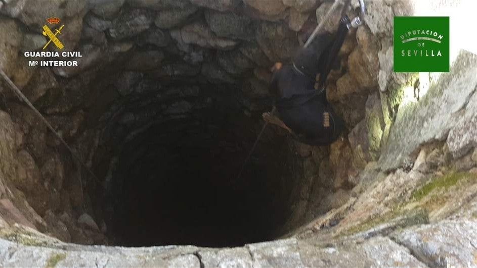Rescatan a una mujer de 72 años que cayó a un pozo de 26 de metros Rescatan a una mujer de 72 años que cayó a un pozo de 26 de metros