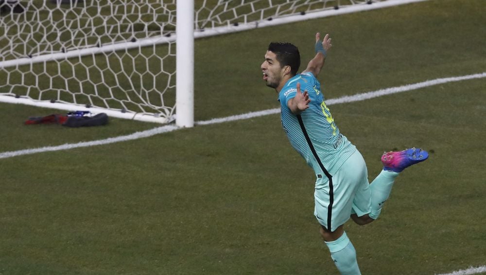 Luis Suárez celebra su gol ante el Atlético de Madrid