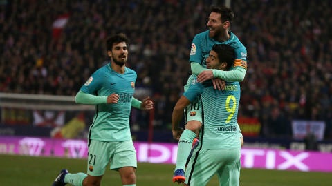 Leo Messi y Luis Su&aacute;rez celebran el segundo gol en el Vicente Calder&oacute;n