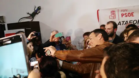 A la conclusión del acto celebrado en Castellón Pedro Sánchez se ha mostrado agradecido con los simpatizantes y militantes que le han apoyado. PEDRO SÁNCHEZ