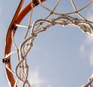 Una canasta de baloncesto vista desde abajo Una canasta de baloncesto vista desde abajo