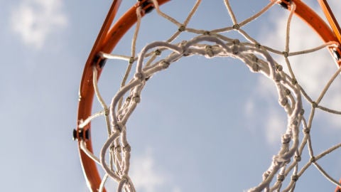 Una canasta de baloncesto vista desde abajo