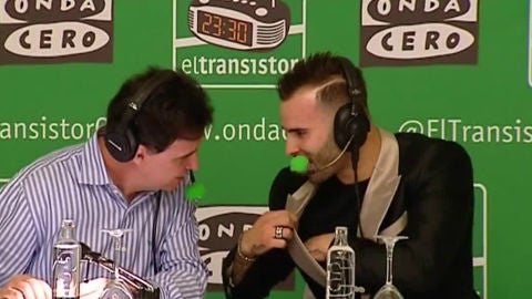 Jes&eacute; bromea con su chaqueta en Onda Cero