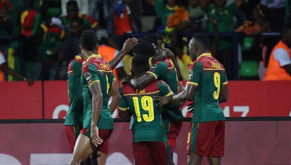 Los jugadores de Camerún celebran un gol. 