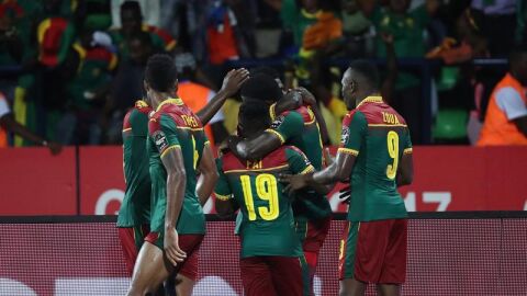 Los jugadores de Camer&uacute;n celebran un gol. 