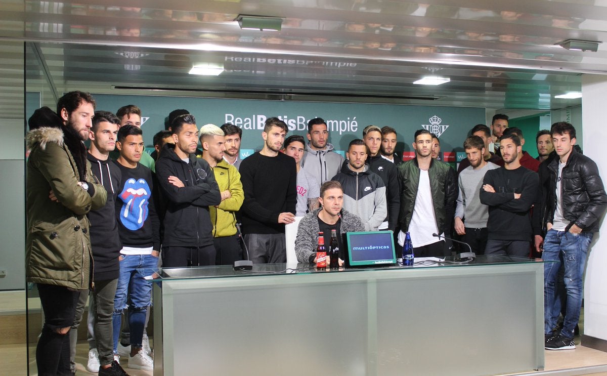 La plantilla del Betis sale en defensa de Zozulya: "La situación nos parece de una gravedad extrema" La plantilla del Betis sale en defensa de Zozulya: "La situación nos parece de una gravedad extrema"