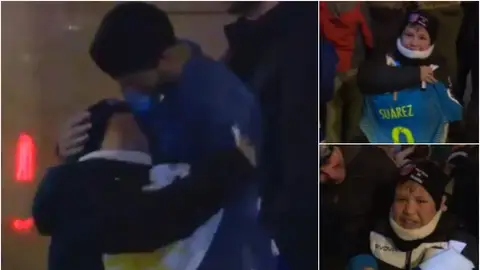 Suárez abraza a un niño tras el Atlético-Barça Suárez abraza a un niño tras el Atlético-Barça