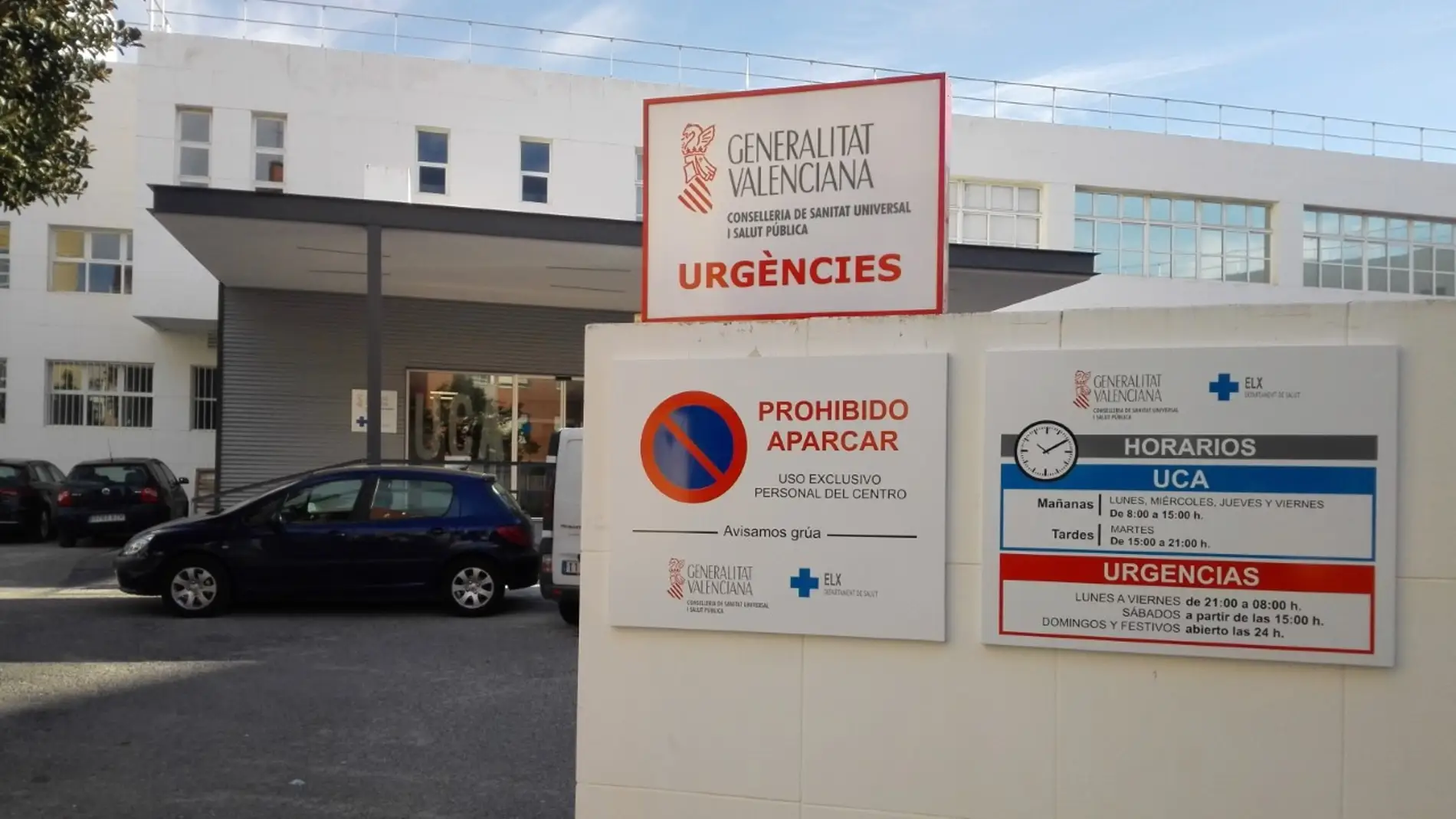 Acceso al área de urgencias en el centro de salud de Altabix de Elche.