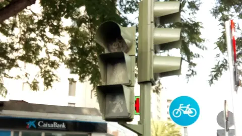 Cruce semáforo apagado (peatones -carril bicil)avenida san Francisco Javier esquina Camilo jose cela.SEVILLA He llamado al teléfono del ayuntamiento (010)al menos en 10 ocasiones en el ultimo mes aún sigue el cruce apagado