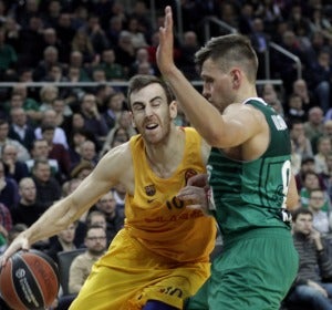 Víctor Claver, en acción ante el Zalgiris Kaunas Víctor Claver, en acción ante el Zalgiris Kaunas