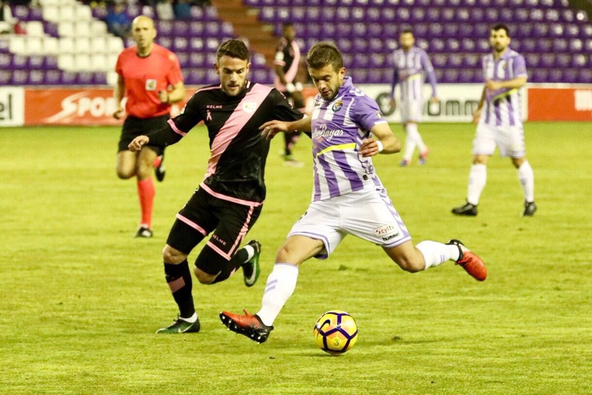 Un aficionado recibe una multa de 4.000 euros por entrar borracho al estadio e insultar a empleados en el Valladolid-Rayo Vallecano Un aficionado recibe una multa de 4.000 euros por entrar borracho al estadio e insultar a empleados en el Valladolid-Rayo Vallecano